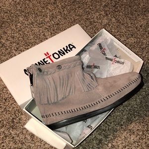 Minnetonka High Top Back Zip Boot